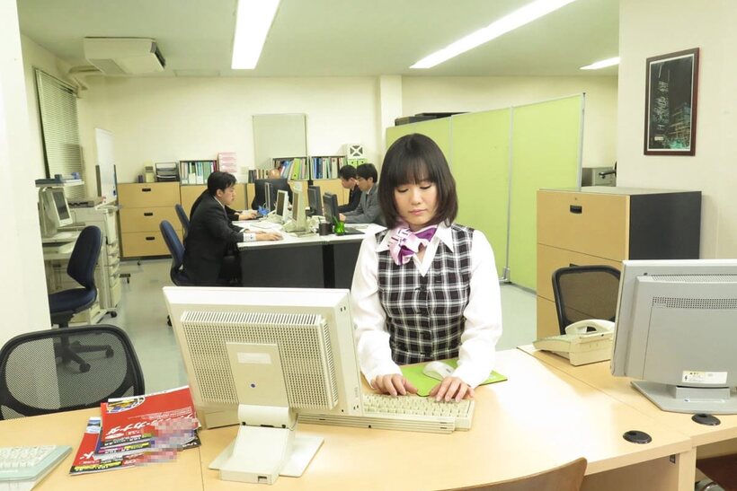 Photo 5 — Shizuku Futaba gets her pussy fucked and filled with cum in office
