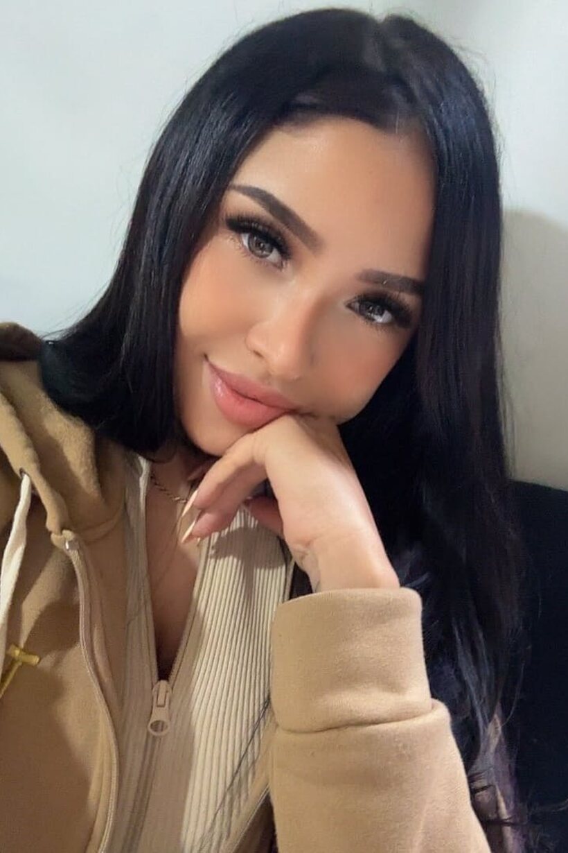 Ass pic 9 from the set «Beautiful brunette snaps selfies in several outfits and skirts»