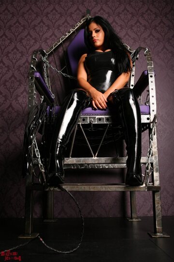 Keira Jones steps down from her throne to leash a male slave in latex