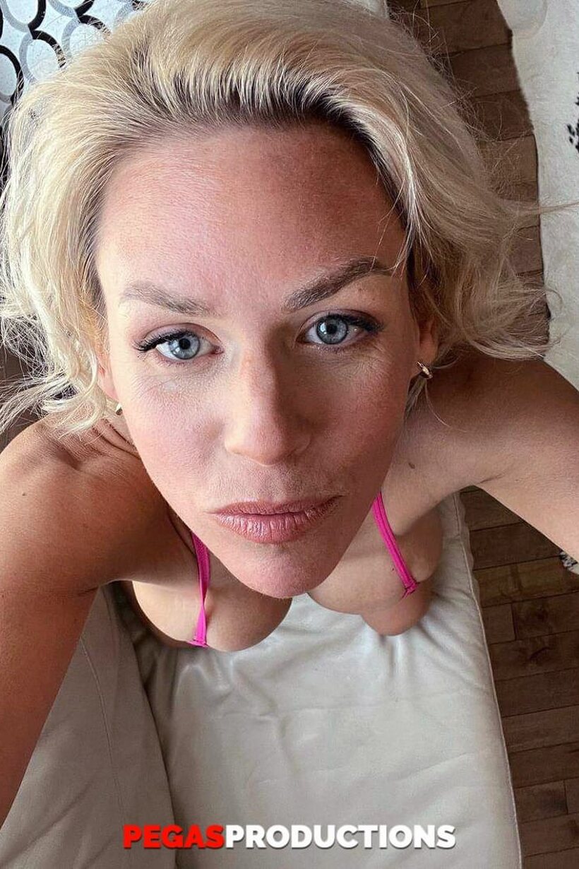 Jon Perignon pic 19 from the set «Alyson Quee flashes her big tits while posing completely naked»