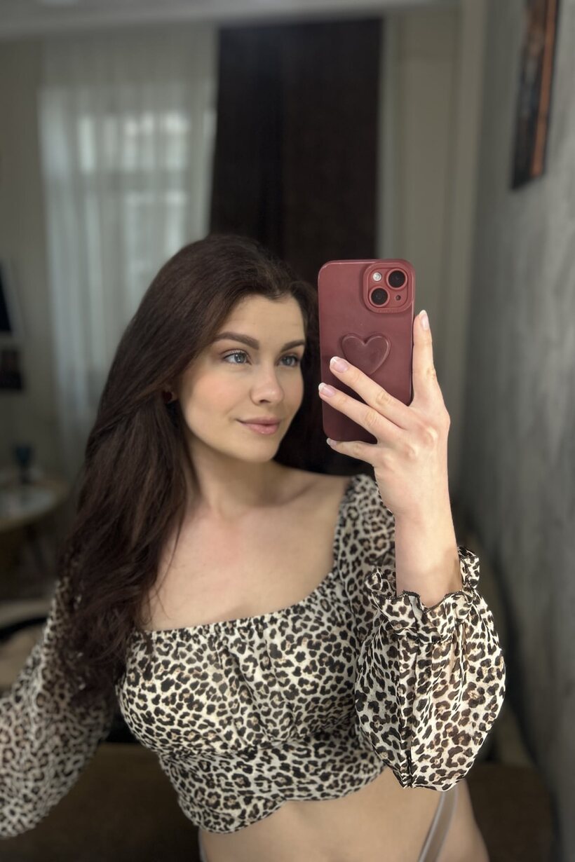 Amateur pic 1 from the set «Glamour model taking selfies in glasses»