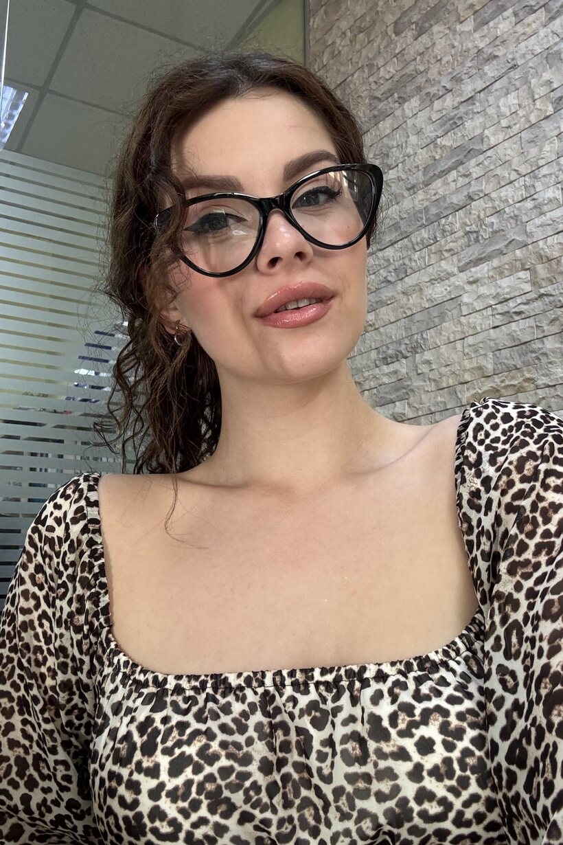 Amateur nude photo 7 — Glamour model taking selfies in glasses