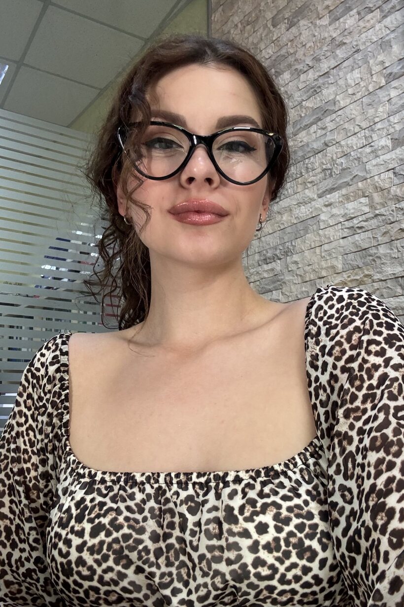 Image 8/10: Glamour model taking selfies in glasses