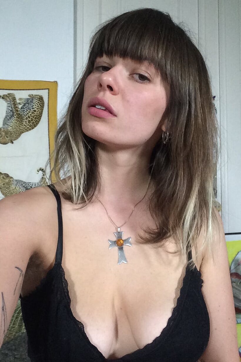Image 1/20: Tattooed girl gets naked in bed