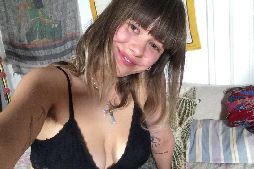 Amateur pic 2 from the set «Tattooed girl gets naked in bed»