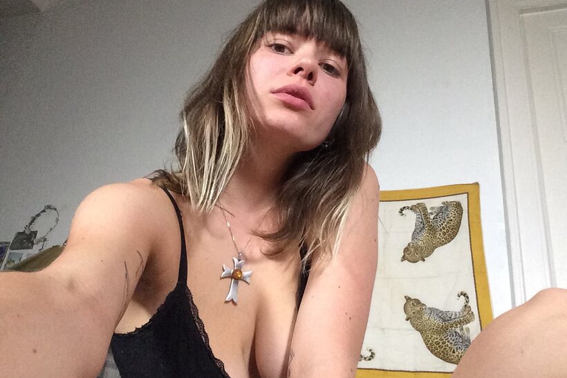 Amateur pic 3 from the set «Tattooed girl gets naked in bed»