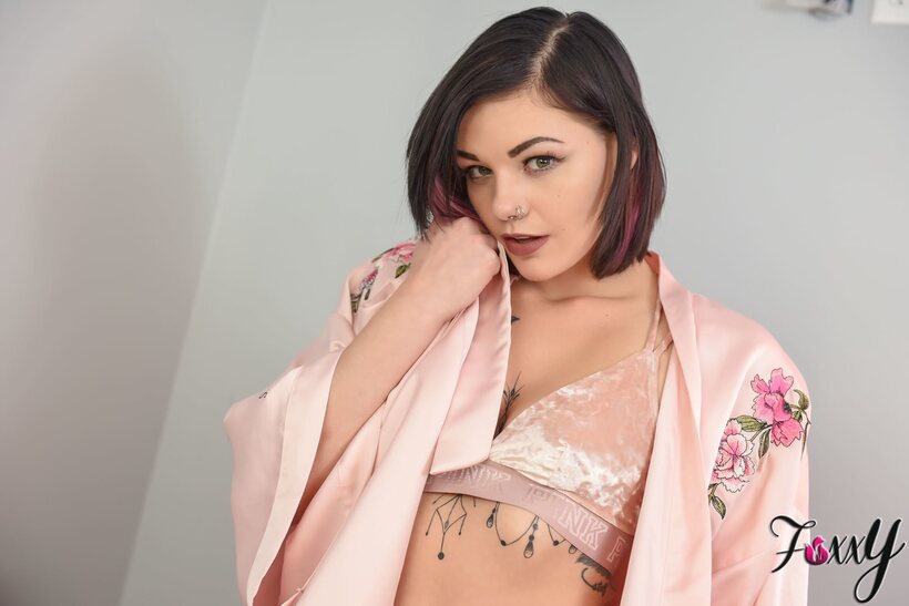 Foxxy Suicide flaunts her big booty and fingers herself in lingerie (shot 4)