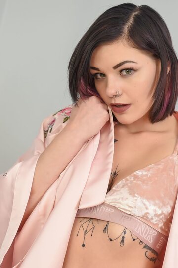 Foxxy Suicide flaunts her big booty and fingers herself in lingerie