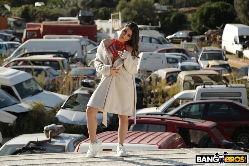 Ariana Van X nude photo 1 — Thick Ariana Van X undressing in public