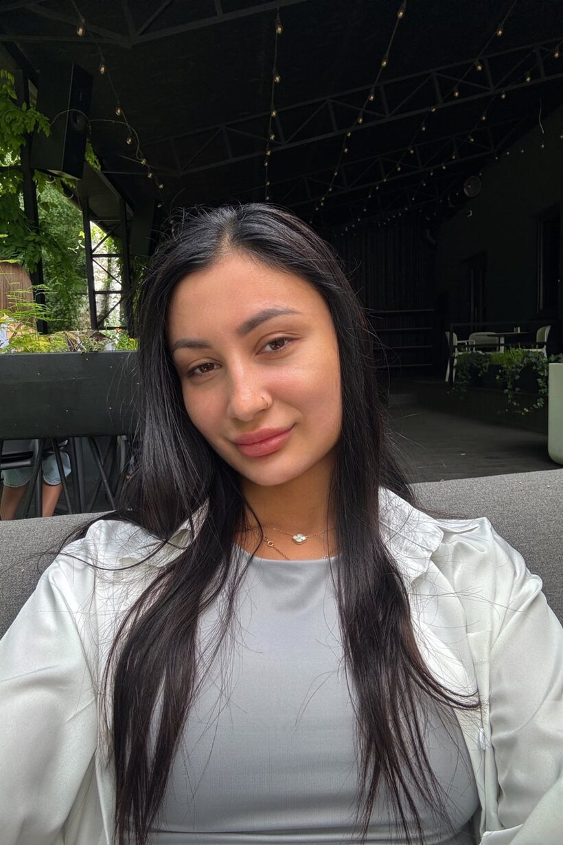 Amateur pic 4 from the set «Miss Juliana snaps selfies in jeans, showing off her ass at different spots»