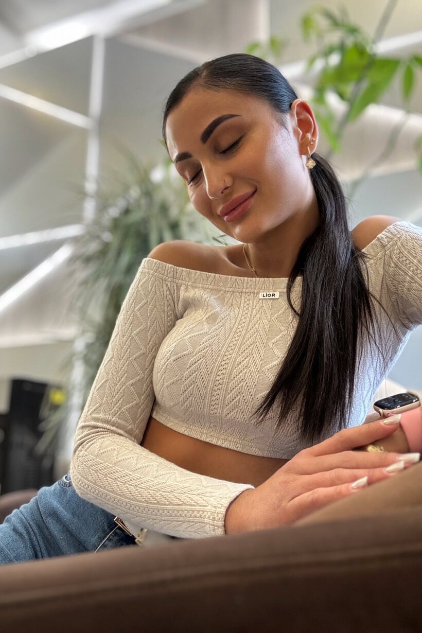 Amateur pic 7 from the set «Miss Juliana snaps selfies in jeans, showing off her ass at different spots»