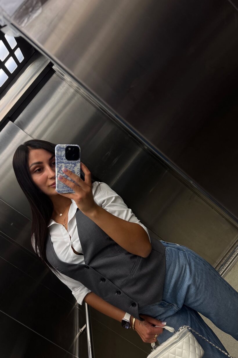 Photo 10 — Miss Juliana snaps selfies in jeans, showing off her ass at different spots