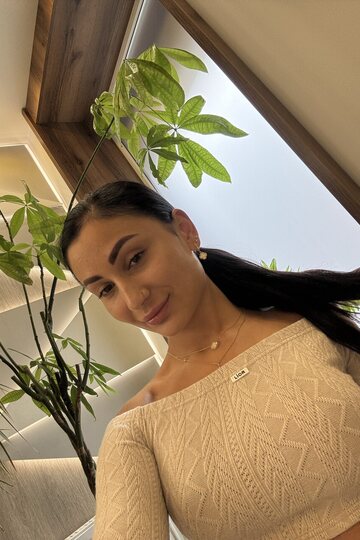 Miss Juliana snaps selfies in jeans, showing off her ass at different spots