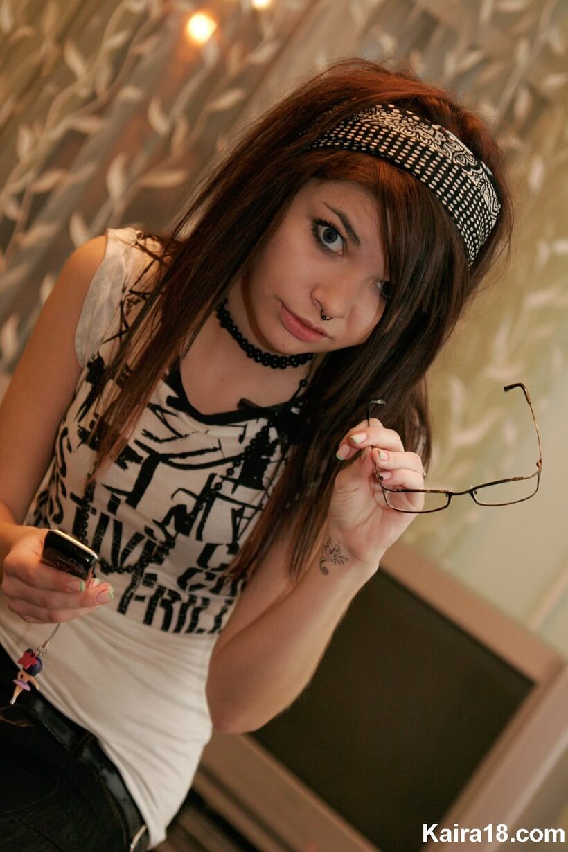 Kaira 18 pic 14 from the set «Kaira 18 slips off her glasses for a non nude modeling set»