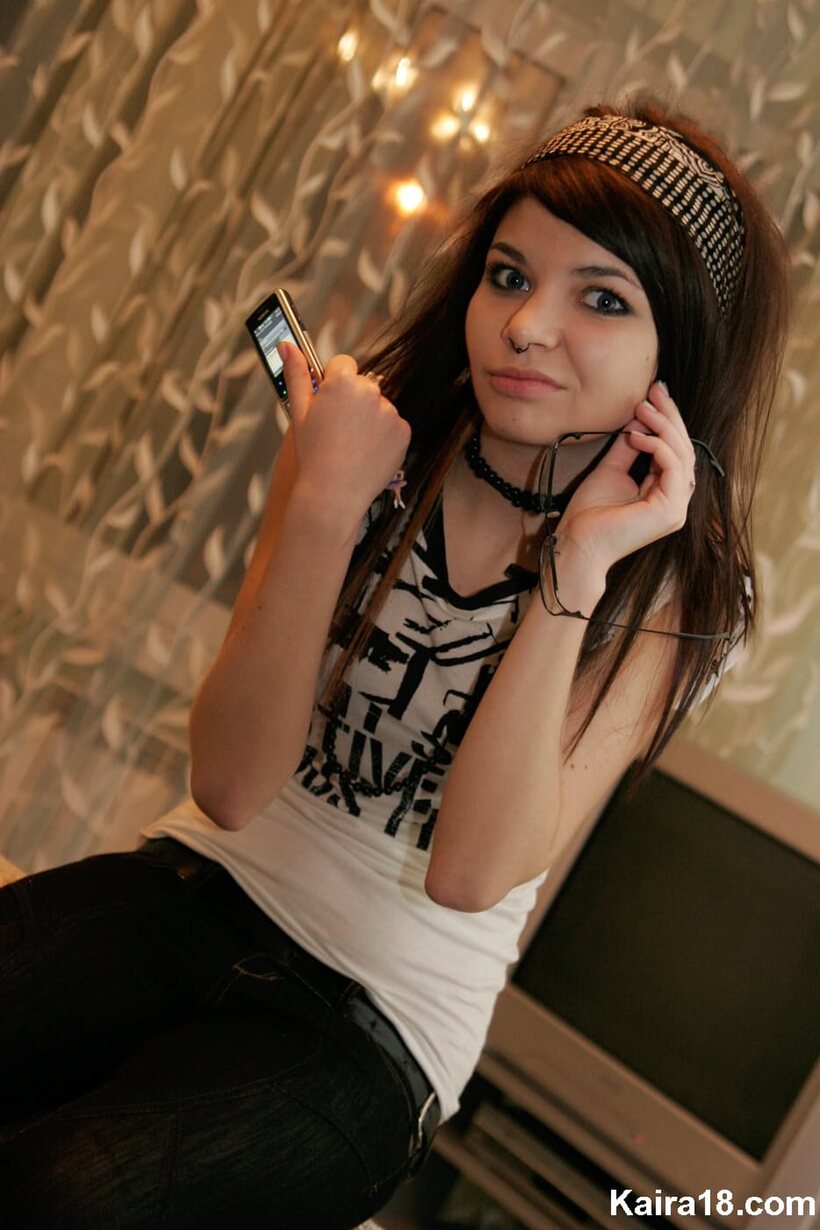 Kaira 18 pic 15 from the set «Kaira 18 slips off her glasses for a non nude modeling set»