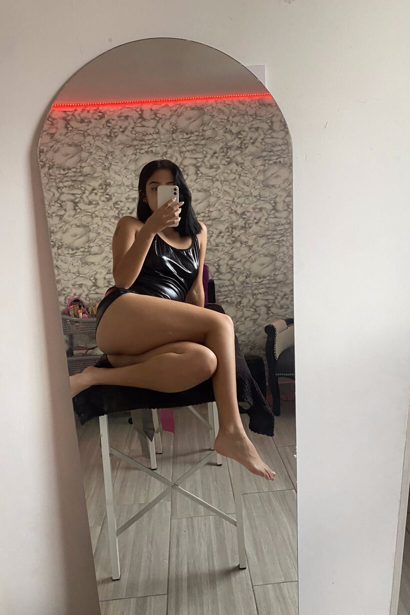 Ass pic 11 from the set «Teen girl flaunts her feet and ass while taking selfies»