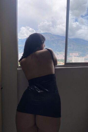 Teen girl flaunts her feet and ass while taking selfies