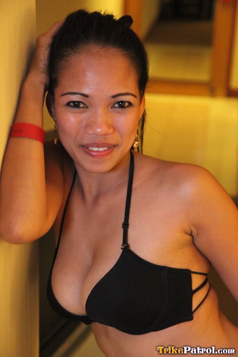 Hairy Asian girl Vanessa shows her tits and pussy on bed, photo 12 of 21