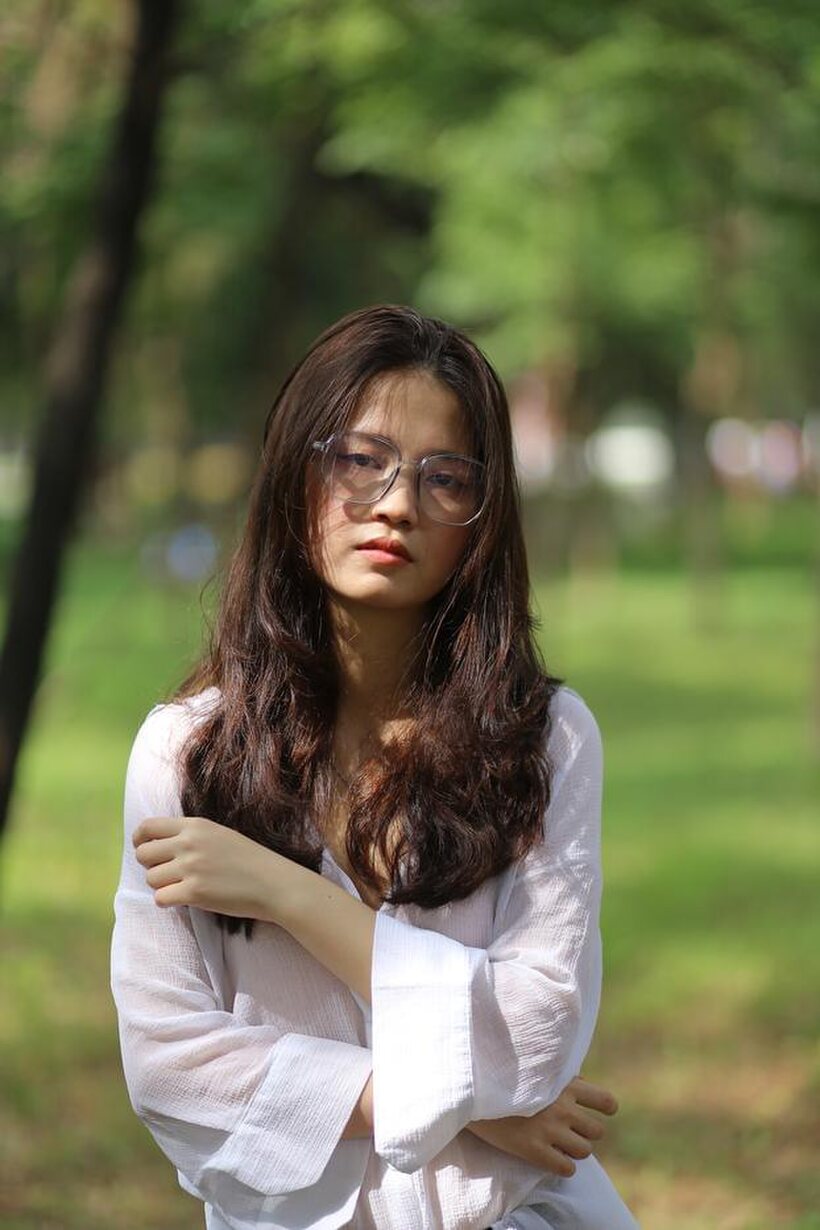 Schoolgirl gets naked outdoors (shot 4)