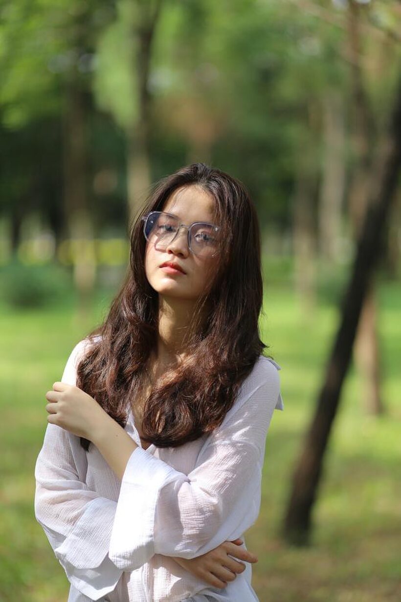 Schoolgirl gets naked outdoors (shot 6)