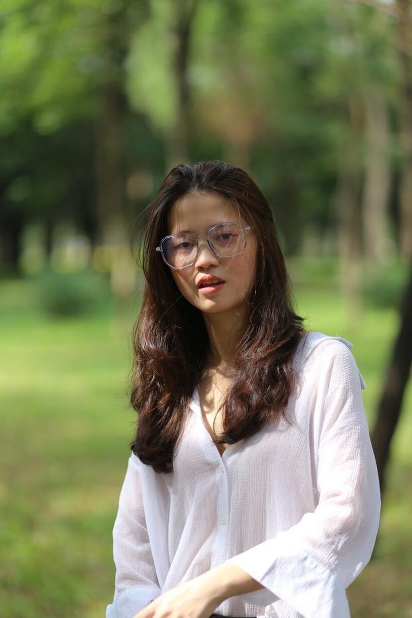Schoolgirl gets naked outdoors, photo 10 of 21