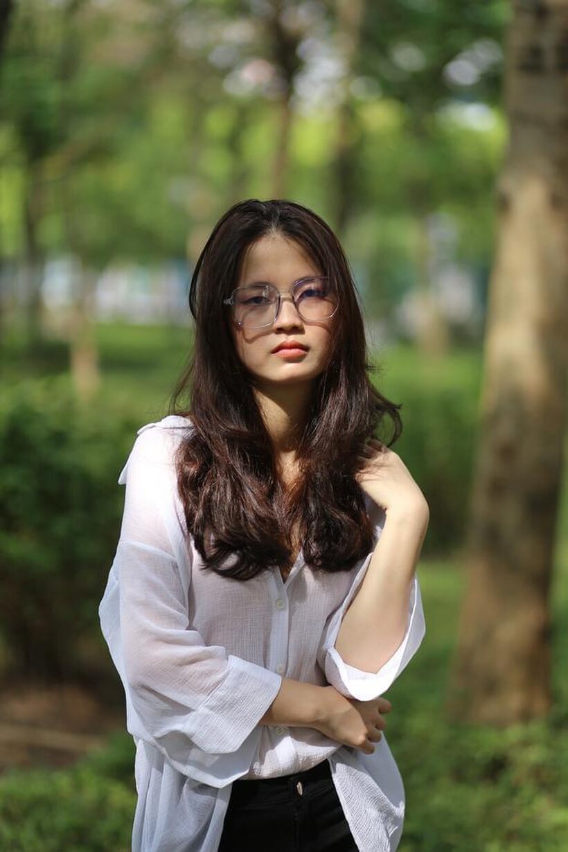 Schoolgirl gets naked outdoors (shot 20)