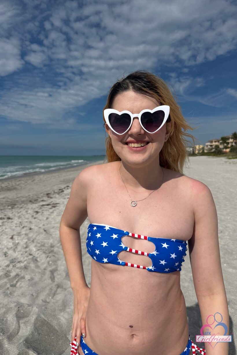 Girlfriend Dez Hansen undressing on vacation, photo 2 of 21
