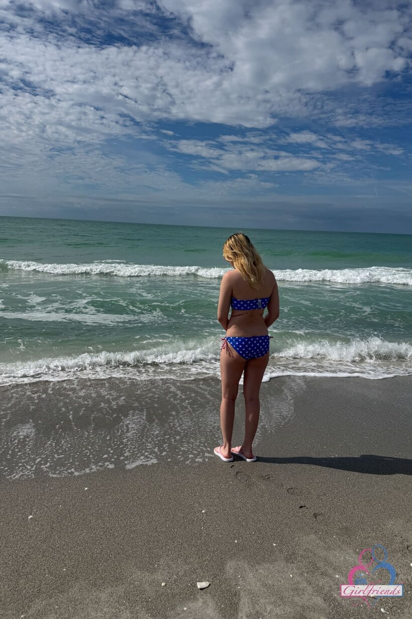 Girlfriend Dez Hansen undressing on vacation, photo 3 of 21