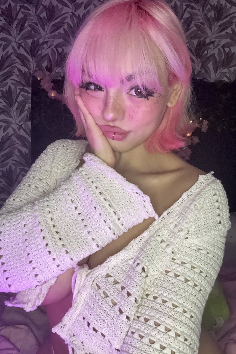 Amateur pic 1 from the set «Chubby girl exposes her big tits while spreading»
