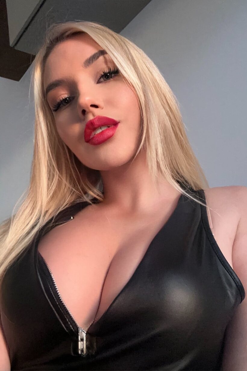 Photo 2 — Sexxi Arinka poses in hot lingerie and shows off her sexy curves