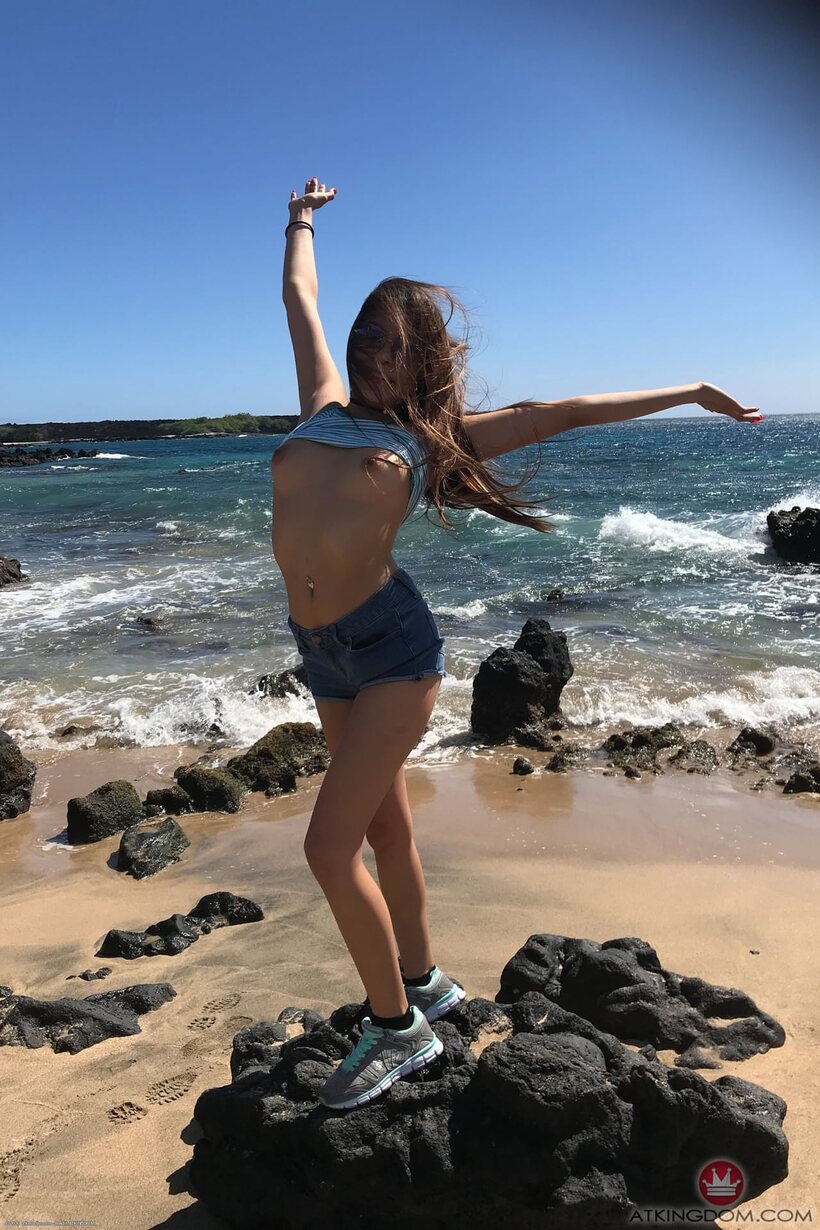 Sami Parker shows off her sexy body in a beach pose compilation, photo 10 of 20