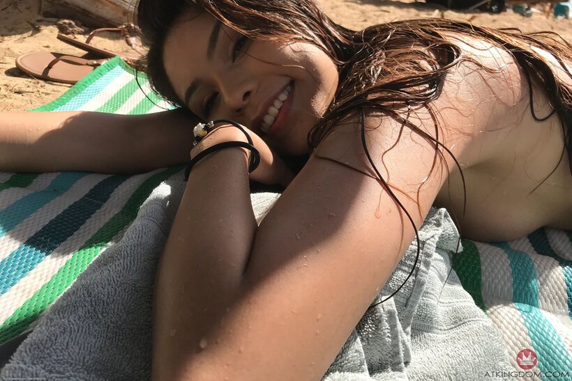 Sami Parker pic 19 from the set «Sami Parker shows off her sexy body in a beach pose compilation»