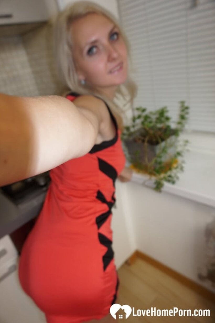 Amateur girl shows her ass while taking selfies (shot 4)