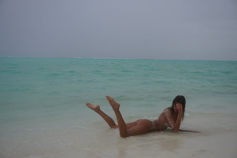 Melena Tara goes nude on the beach, letting sand coat her body, photo 10 of 15