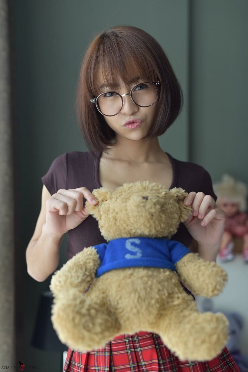 Armpit pic 11 from the set «In a miniskirt and panties, pretty Asian teen shows off her ass»