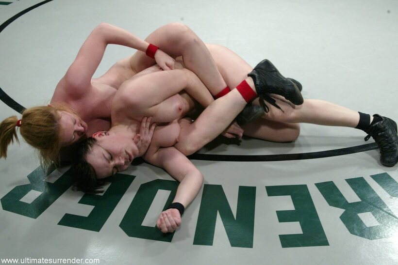 Dana DeArmond pic 2 from the set «Feet locked together as Dee Williams and Dana DeArmond wrestle naked»