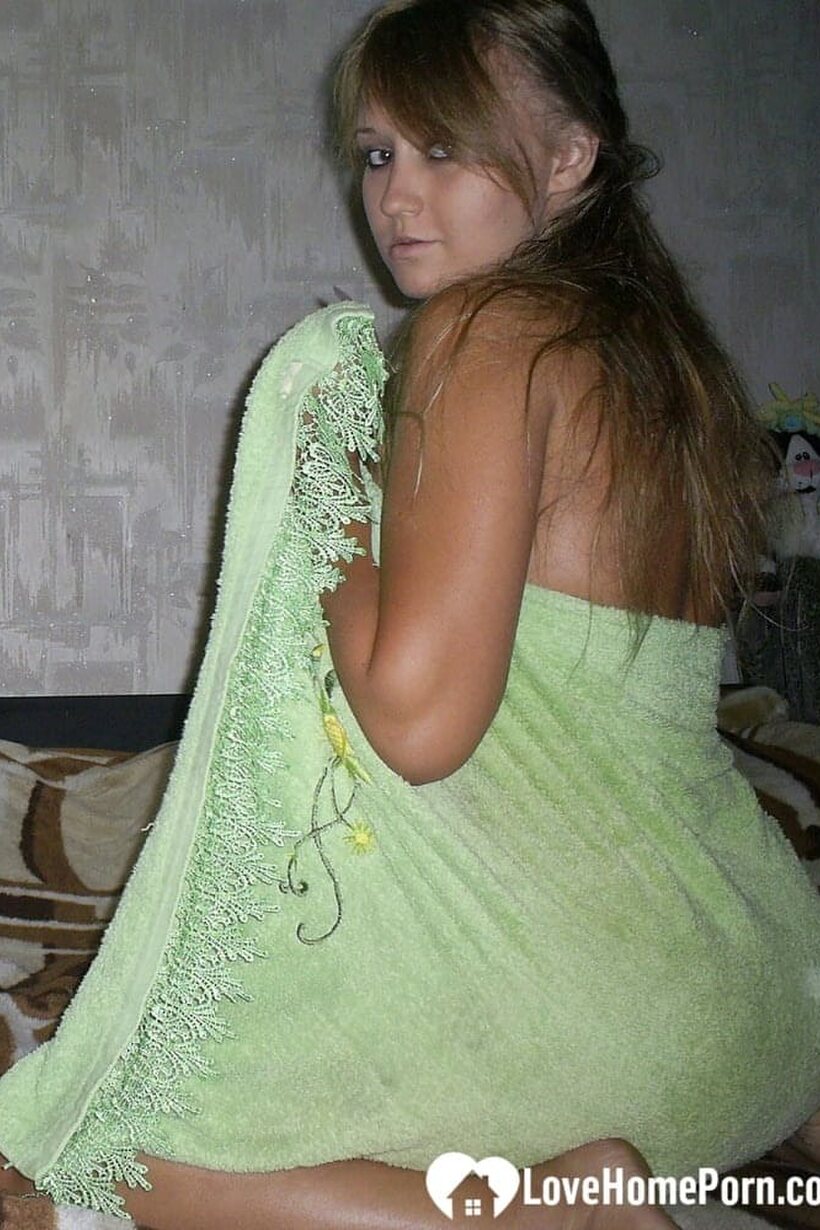 Image 19/20: Amateur girl poses with her big tits on display