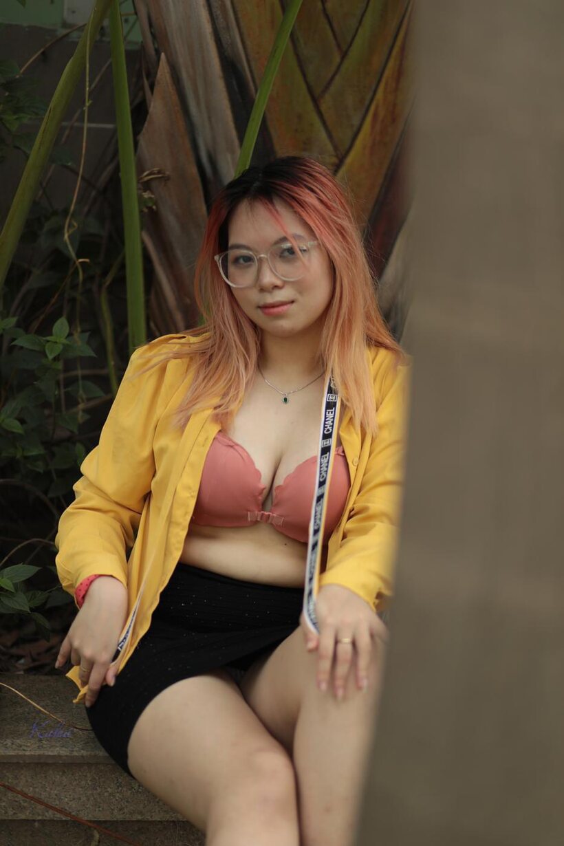 Redhead girl exposes her big tits outdoors (shot 4)