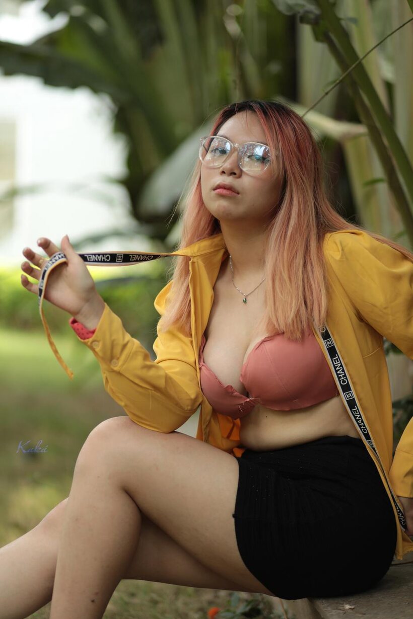 Amateur pic 8 from the set «Redhead girl exposes her big tits outdoors»