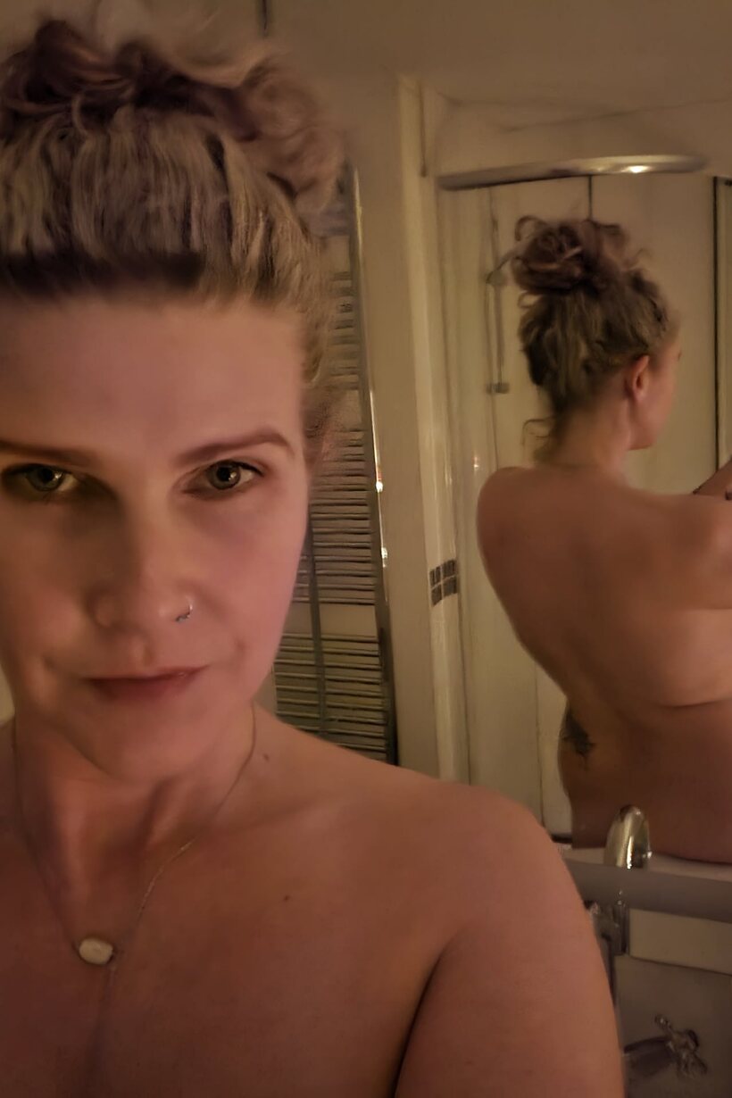 Amateur pic 6 from the set «MILF gets naked in the bath»