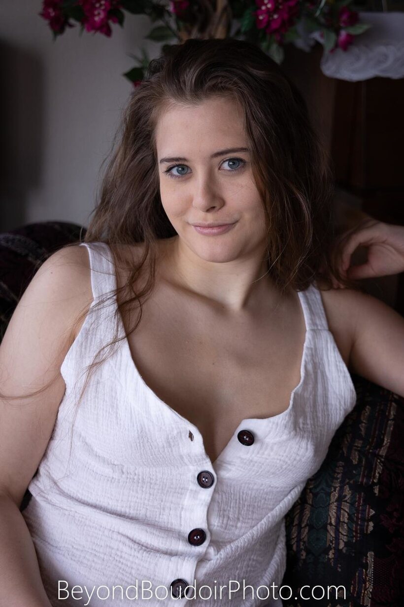 Clothed girl flaunts her ass while teasing, photo 13 of 21