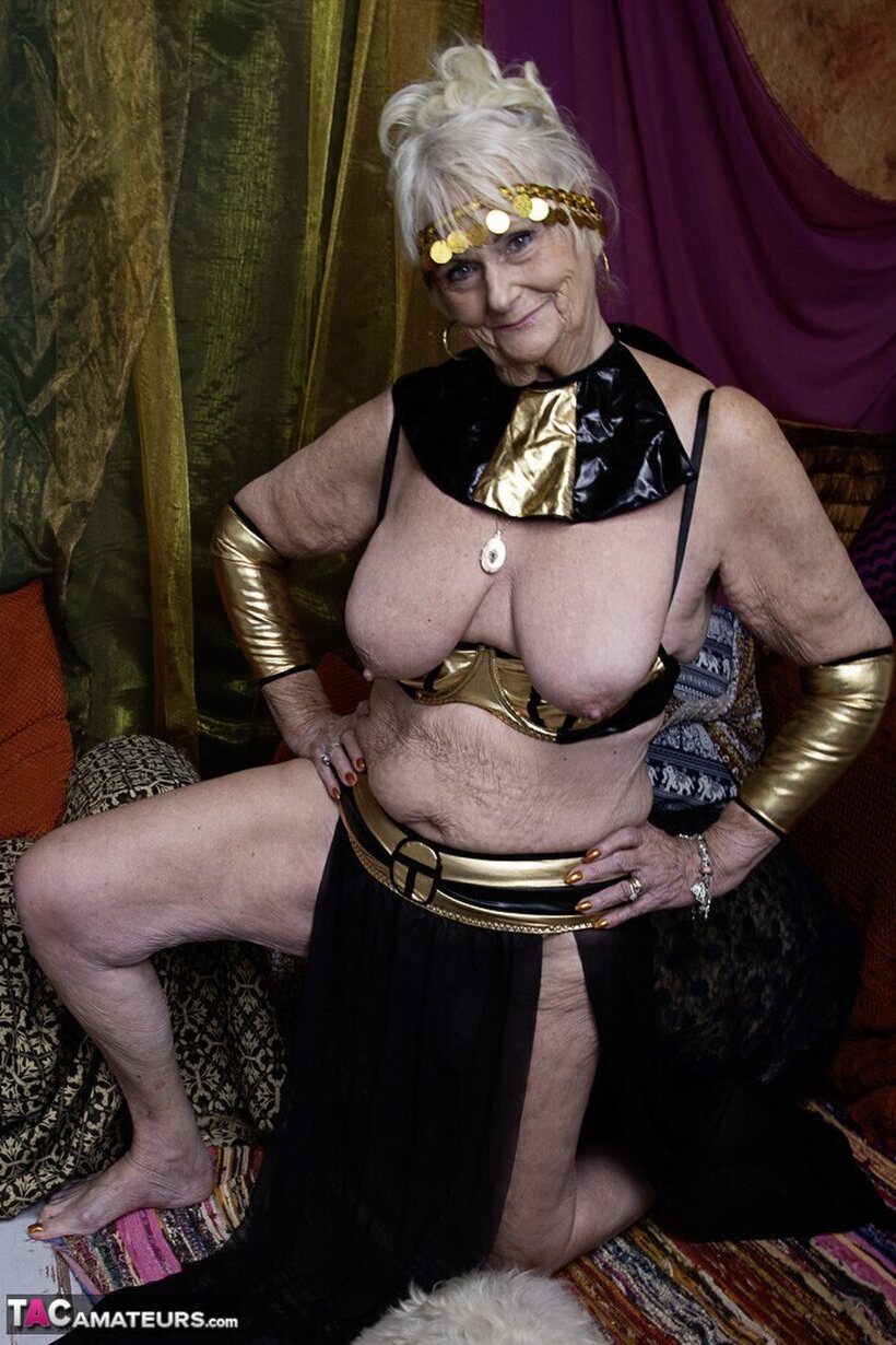 Image 10/16: Solo modelling shows an older blonde woman’s saggy tits and curves