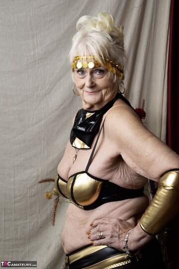 Solo modelling shows an older blonde woman’s saggy tits and curves