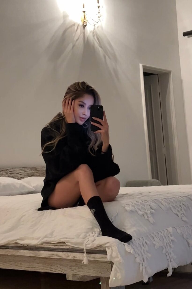Photo 2 — Naked and sexy, German Jasmin shares OnlyFans solo photos