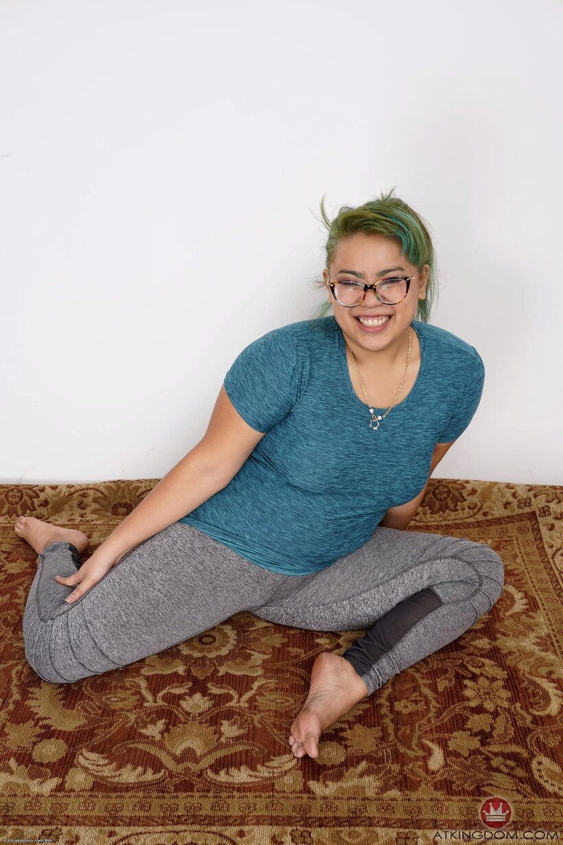 Chubby girl shows off her big tits and pussy in glasses, photo 5 of 20