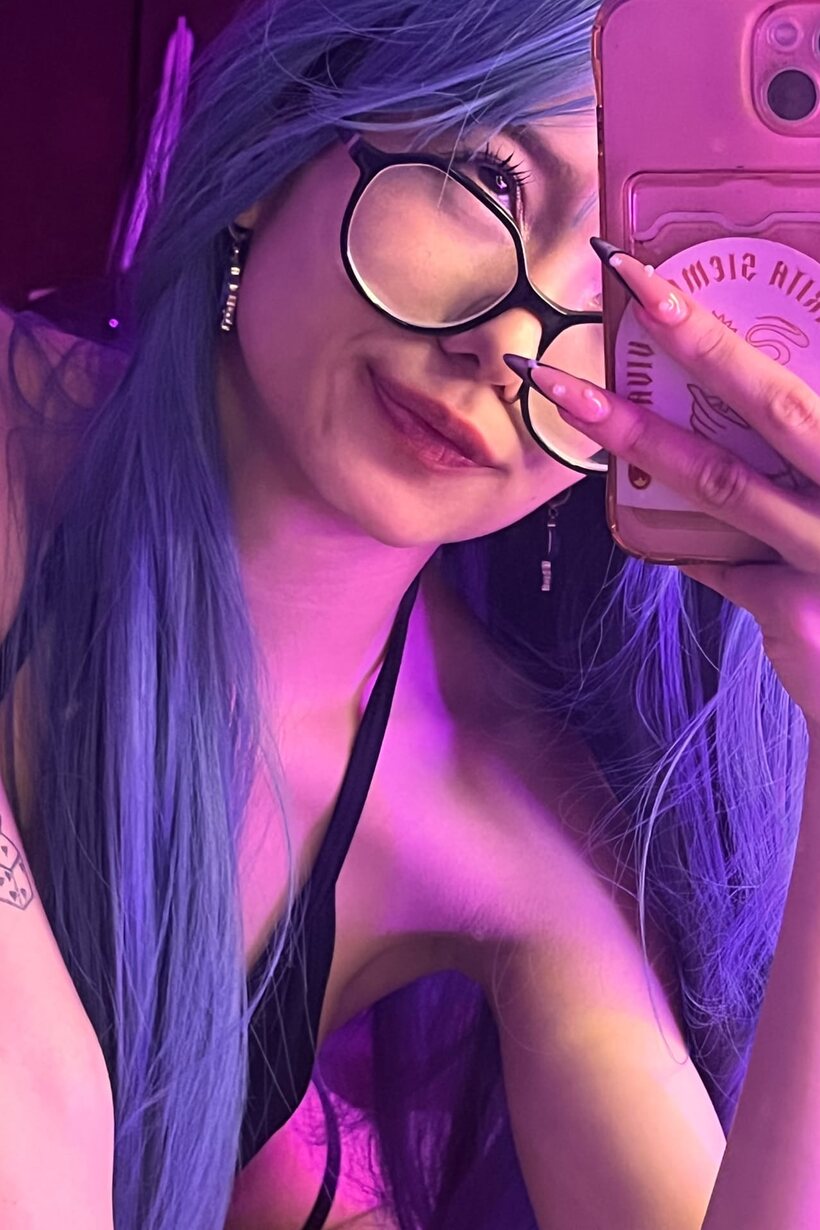 Amateur pic 17 from the set «Petite girl takes selfies and shows her big tits and armpit in lingerie»