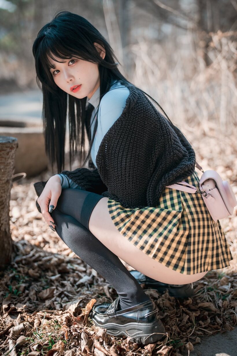 Asian pic 3 from the set «South Korean beauty shows off her big ass in yellow panties outdoors»