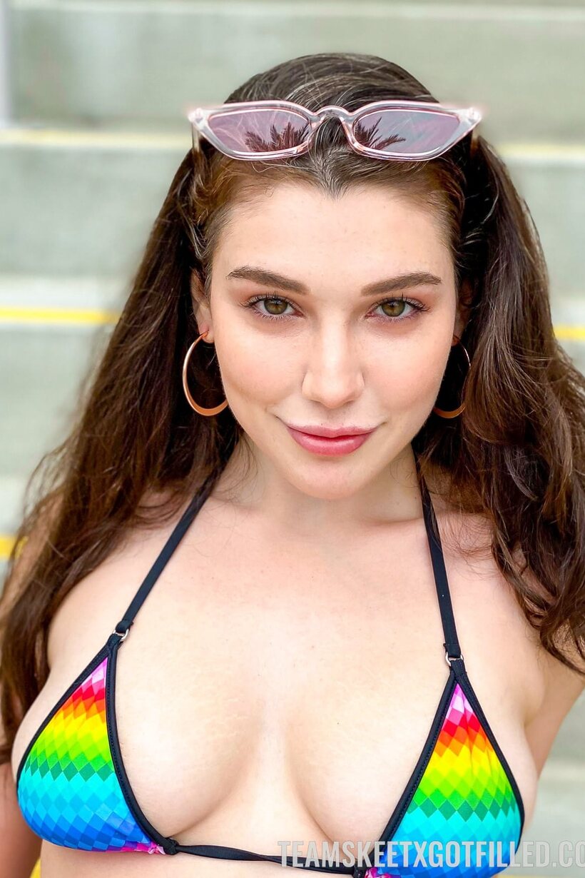 Teen Lily Lou rides cock and shows her trimmed pussy in a bikini with Romeo Mancini (shot 6)