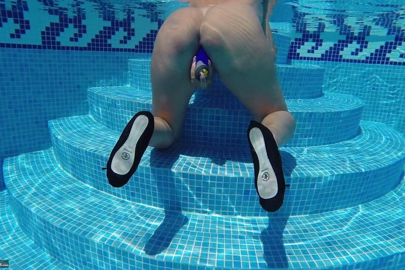 Sweet Susi nude photo 15 — Amateur Sweet Susi masturbates and shows her shaved pussy and ass by the pool