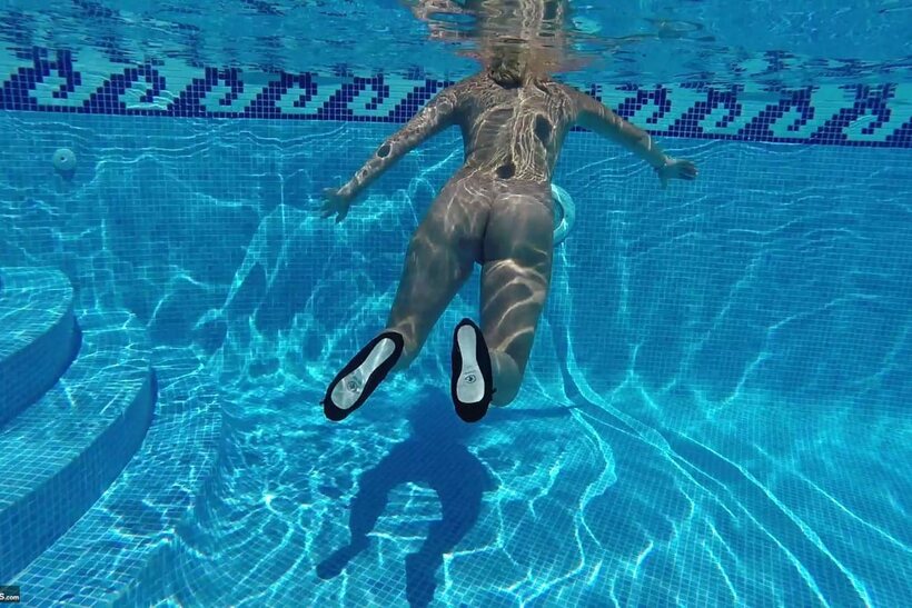 Sweet Susi nude photo 16 — Amateur Sweet Susi masturbates and shows her shaved pussy and ass by the pool